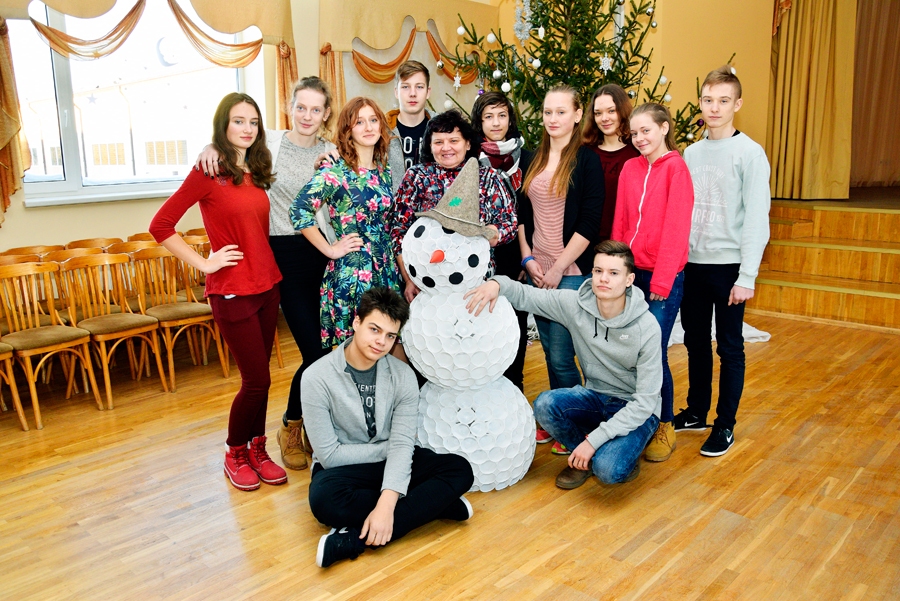 Codes pamatskolas 9. klase skolas zālē pie Ziemassvētku eglītes.
Autors: Ivars Bogdanovs