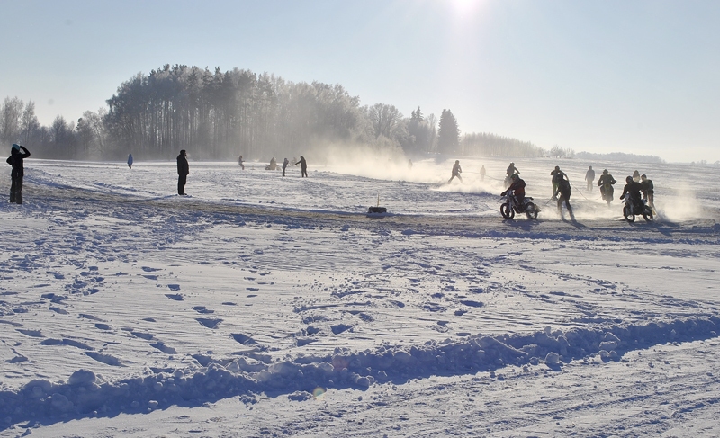 Sacensību norisei Iecavas novada Zorģu trasē astoņpadsmit grādu sals nebija traucēklis.
Autors: Vilnis Auzāns