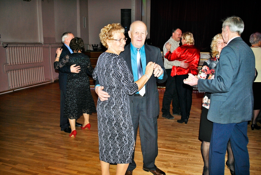 Savu valsi mūža garumā jaunā gada ballē izdejo baušķenieki Valija un Kārlis Bračkas (centrā). Pērn viņi nosvinēja skaisto zelta kāzu jubileju.
Autors: Vilnis Auzāns