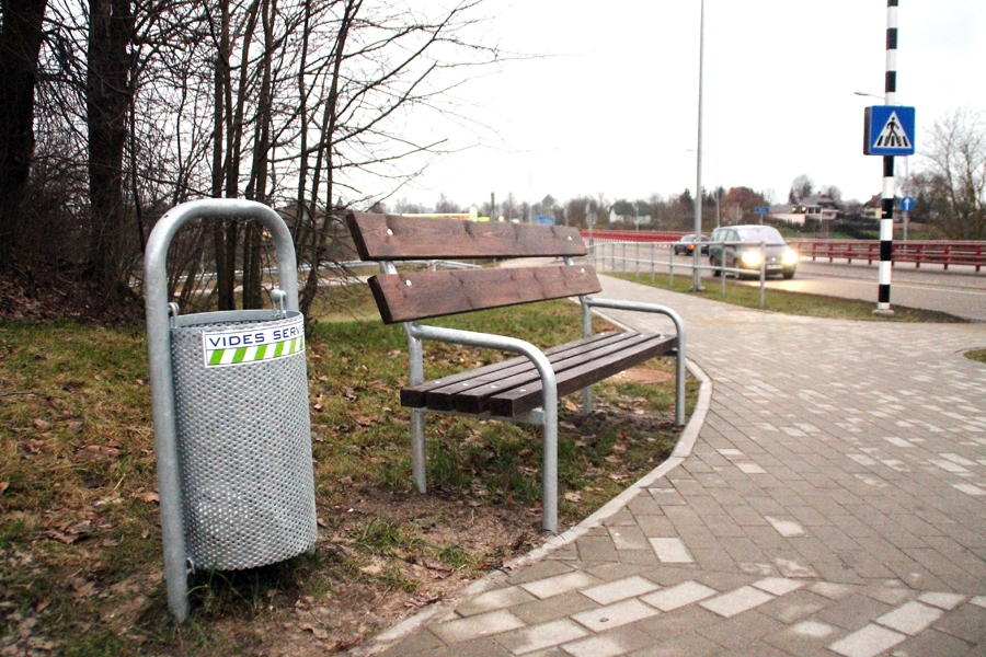 Mūsas tilta galā Bauskā pērn uzstādītais soliņš sniedz atvieglojumu tiem, kam grūtāk pārvietoties.
Autors: Uldis Varnevičs