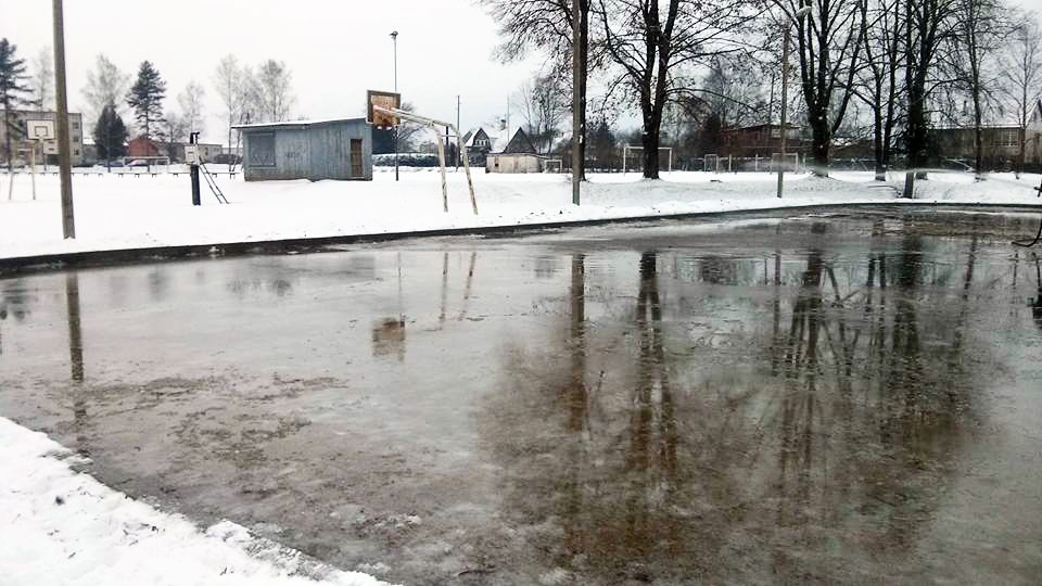 Hokeja laukums top arī Vecumniekos. Sporta darba organizators Ivars Sproģis informē, ka svētdien ieklāta pirmā ūdens kārta.
Autors: Jānis Kovals