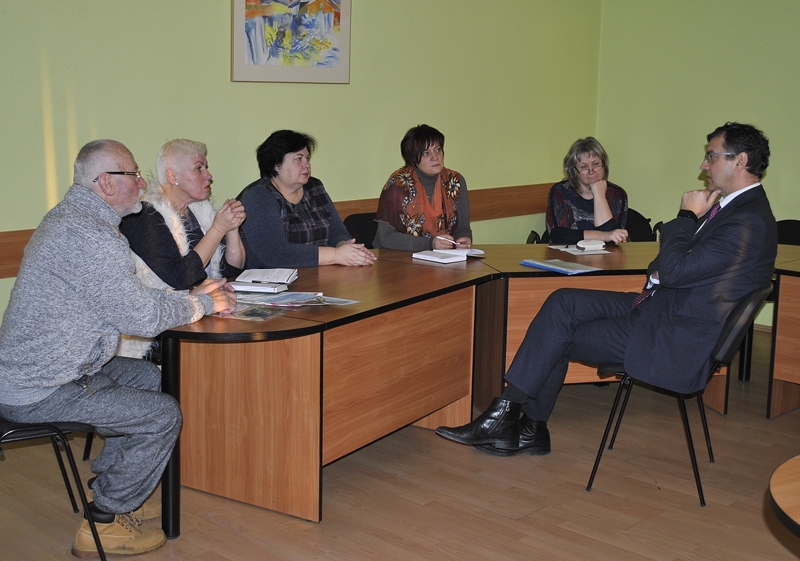 Labklājības ministrs Jānis Reirs uzklausa bauskas novada audžuģimeņu pārstāvjus Jāni un Lilitu Seržānus (no kreisās), Ritu Laiku, sociālo darbinieci Artu Manušu, kā arī audžumammu Rutu Trakimu.
Autors: Vilnis Auzāns