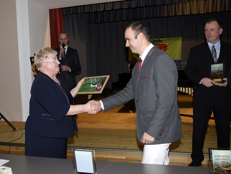 Dainis Upelnieks sporta skolai dāvāja fotogrāfiju no Olimpiādes.
Autors: Ivars Bogdanovs