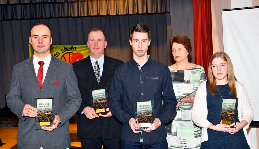 Novada izcilnieki pārstāv dažādus sporta veidus. Balvas saņēma stenda šāvējs Dainis Upelnieks (no kreisās), hokejists Gunārs Naļivaika, sprinteris Raitis Fomrats, skrējēja Īrisa Korčagina un galda tenisiste Terēze Tabea Druviņa. Sarīkojumā nebija klāt jāšanas sporta meistares Elīzas Zaķes.
Autors: Ivars Bogdanovs