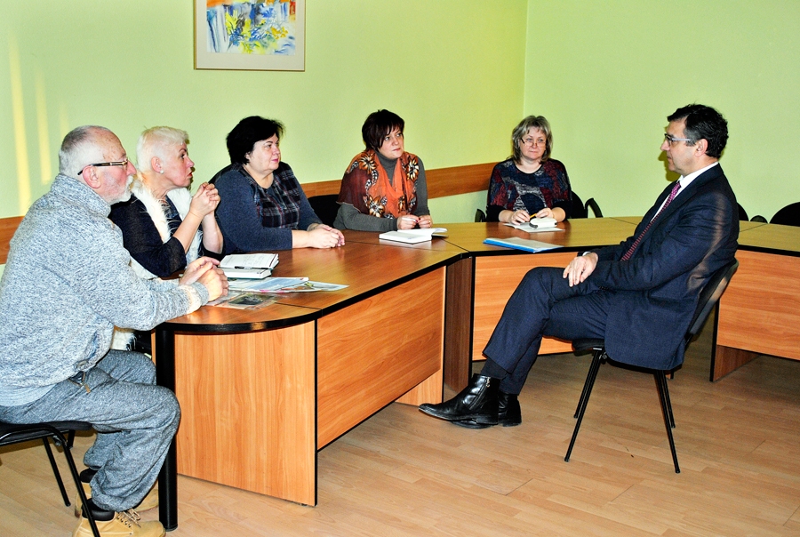 Jānis Reirs, labklājības ministrs, uzklausa Bauskas novada audžuģimeņu pārstāvjus Jāni un Lilitu Seržānus (no kreisās), Ritu Laiku, sociālo darbinieci Artu Manušu, kā arī audžumammu Rutu Trakimu.
Autors: Vilnis Auzāns