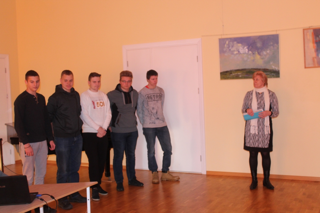 Roberts Stupins, Edgars Ramonas, Endijs Teihmanis-Auniņš, Nikolajs Biganičs, Olafs Vanags, Aigars Vaļulis un skolotāja Ilze Štālmane Saulaines skolā prezentē Portugālē piedzīvoto.
Autors: No albuma.