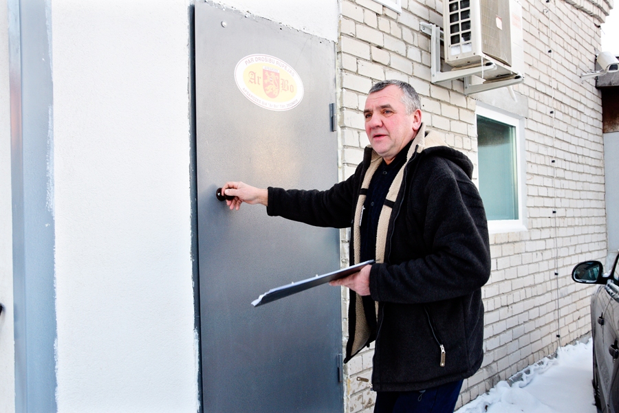 Bogdans Kohanovskis, SIA «ArBo» vadītājs, stāsta, ka atbilstīgi prasībām jaunā biroja sienām jābūt 50 cm biezām. Uzbrukuma gadījumā telpas tādējādi ir neieņemamas. Kāds šādām prasībām ir praktisks pielietojums, B. Kohanovskis nespēj izskaidrot. 
Autors: Ivars Bogdanovs