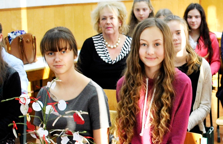 Eseju konkursa uzvarētāja ir Bauskas pilsētas pamatskolas audzēkne Klēra Kuļikauska (no kreisās), otrā – «Bauskas Dzīves» speciālbalvas ieguvēja Bauskas pilsētas pamatskolas audzēkne Ieva Kudlāne.
Autors: Vilnis Auzāns