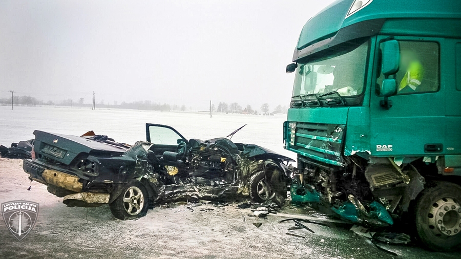 A7 šoseja ir slidena, ceturtdienas rītā fiksēta smaga avārija – bojā gājuši divi jauni vīrieši.
Autors: VP foto