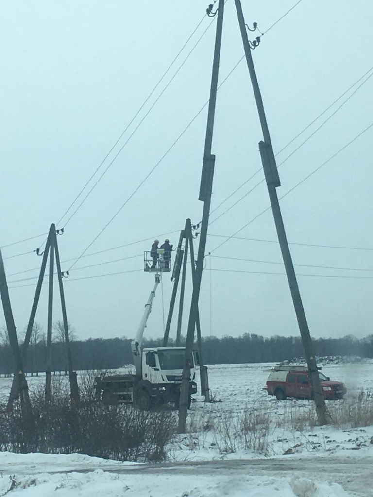 A/s «Sadales tīkls» elektromontieri strādā pie bojātā balsta nomaiņas.
Autors: www.bauskasdzive.lv