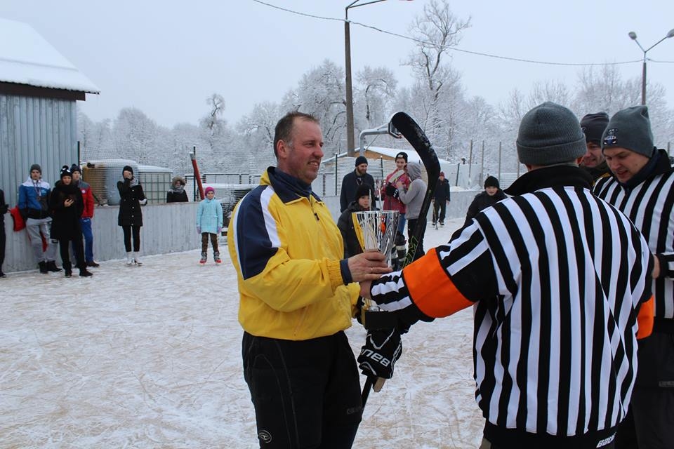 Gunārs Naļivaika (dzeltenā formā) priecājās par uzvaru turnīrā un nesen saņemto novada gada veterānu sportista balvu.
Autors: No albuma.
