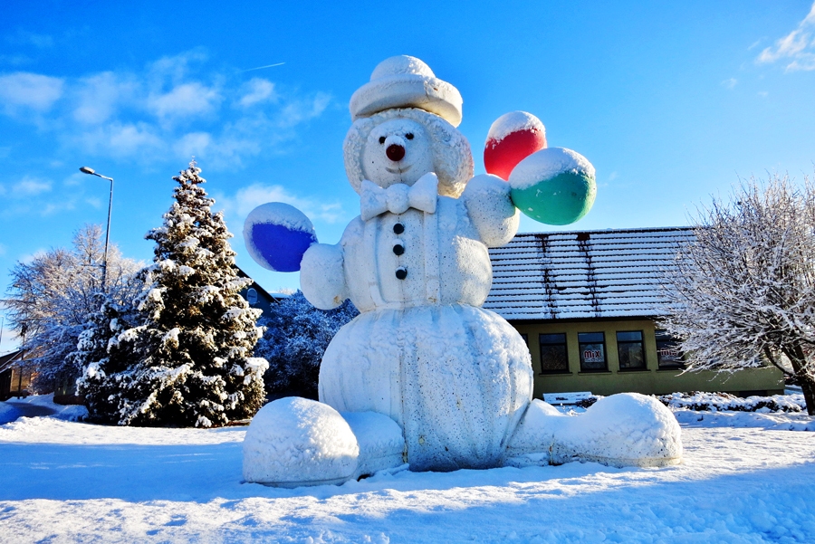 Dobelē sniegavīru saiets tiek rīkots, sadarbojoties pašvaldībai ar novada uzņēmumiem – putupolistirola ražotāju SIA «Tenapors» un sveču ražotāju SIA «Baltic Candles Ltd».
Autors: Dobeles novada tūrisma informācijas centrs