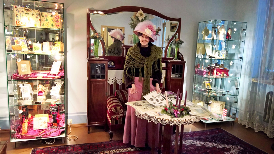 Sandra Leikarte un citi muzeja gidi nēsā jūgendstila tērpus.
Autors: Silvija Lipska