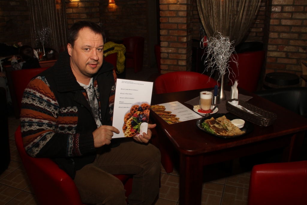 Andis Kaspars cer, ka pankūku piedāvājums slidotavas apmeklētājiem būs populārs. 
Autors: Uldis Varnevičs