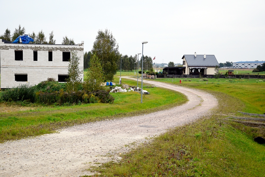 Vilku iela Iecavas ciema pievārtē ir viena no apbūvei atvēlētajām teritorijām, kur pamazām top mājas un ierīkots apgaismojums, bet citur projektu attīstība apstājusies vai pat nav sākta.
Autors: Ivars Bogdanovs