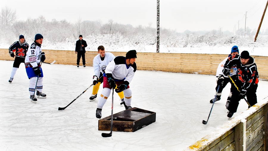 Spēlētāji pārtraukumos sildījās ar tēju un enerģiju atguva, uzkožot cepumus un ābolus.
Autors: Artūrs Dulbe