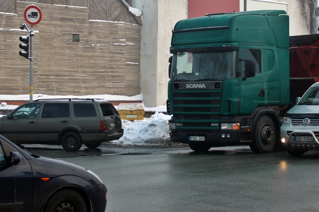 Bauskā divu auto sadursme notika 16. janvārī divos pēcpusdienā. 1966. gadā dzimušais automašīnas «Scania» vadītājs neievēroja distanci ar priekšā braucošo automobili «VW Golf». Transporta līdzekļu sadursmē, kas notika Bauskā, Kalna un Plūdoņa ielas krustojumā, bojātas mašīnas, cietušo nav. 
Autors: Uldis Varnevičs