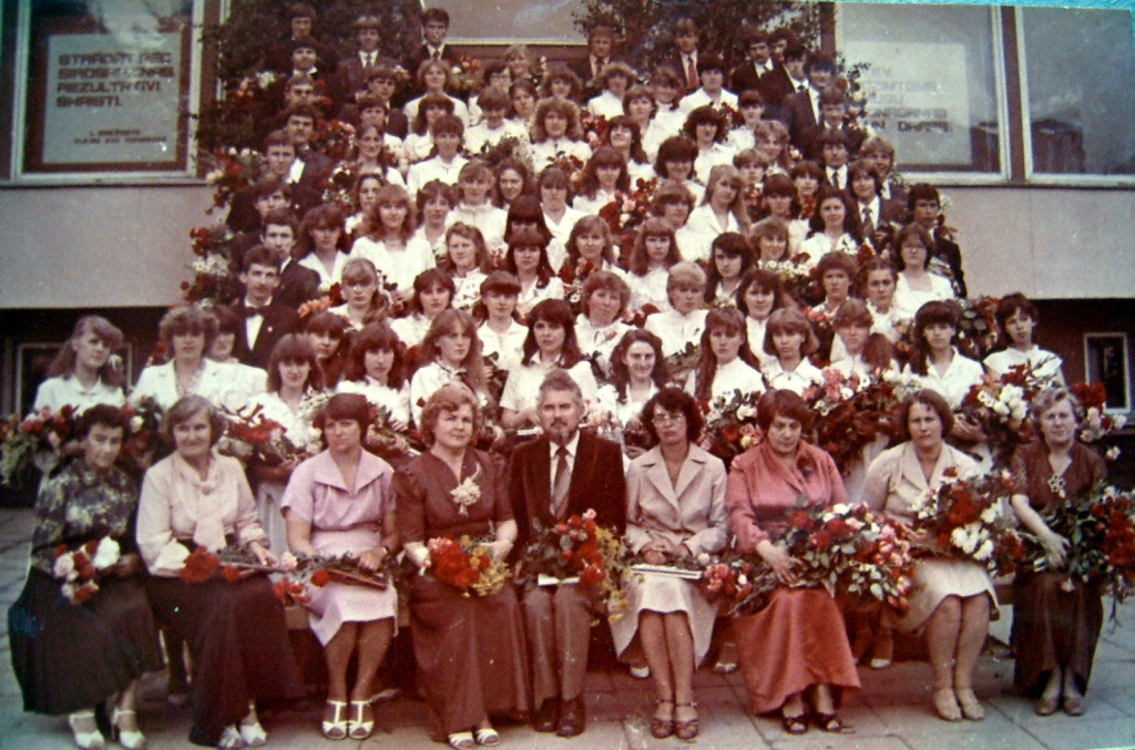 Bauskas 1. vidusskolas 1983. gada izlaidums.Kopīgā bilde – 11.a, 11.b, 11.c,
1. rinda no labās puses – audzinātājas – Z.Baļčūne, K.Meneka, V.Niedre,
sk.A.Pavasare, direktors L.Rācenājs, sk.R.Rijniece, V.Cerusa, M.Dāboliņa, skolas daktere A.Briņķe. 
Autors: http://bauskasvg.lv