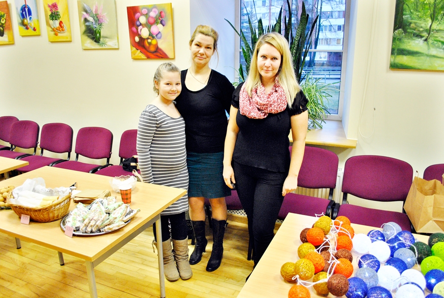Meistare Līga Kārkliņa-Kozlova (no labās) savus darinājumus piedāvāja gadumijas tirdziņā, ko Iecavā sarīkoja kopā ar domubiedrēm.
Autors: Antra Ērgle