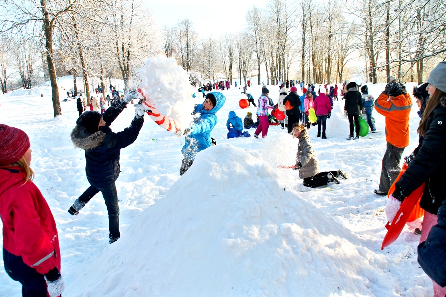Bauskas sākumskolas Sniega dienā nācās bērt sniega paugurus, nevis celt sniegavīrus, jo sniegs nelipa. Tomēr azarts un prieks tāpēc nekļuva mazāks.
Autors: Uldis Varnevičs