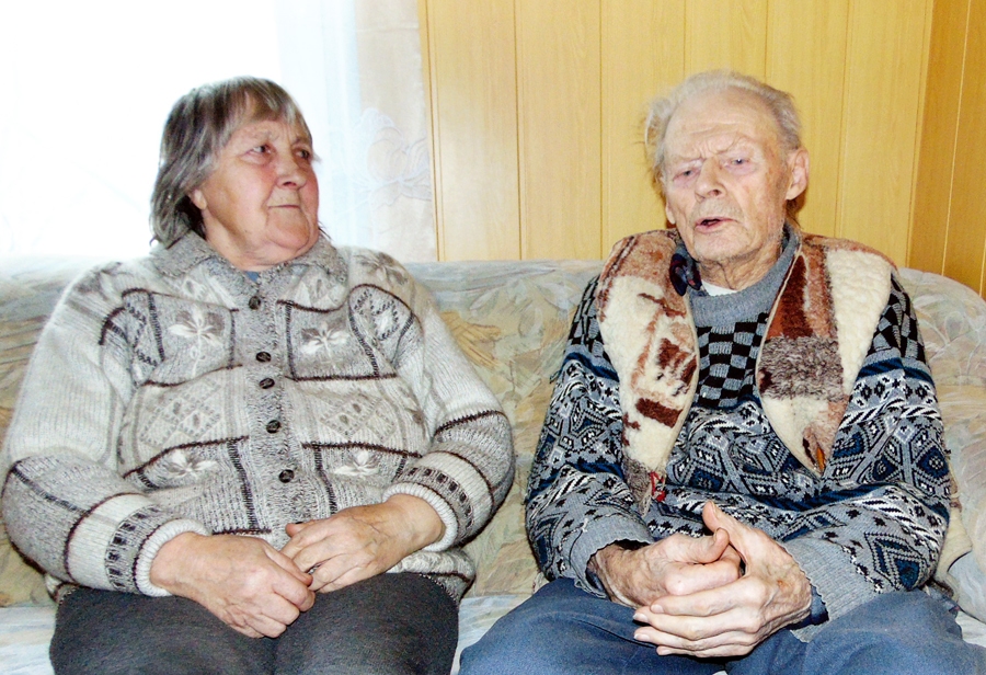 Rūdolfs Žamaitis aizvadījis 101 gadu. Tagad mājas dzīvē viņam vienmēr līdzās ir vedekla Lūcija. Bauskas novada pašvaldība jubilāram dāvāja ziedus un 145 eiro.
Autors: Vilnis Auzāns