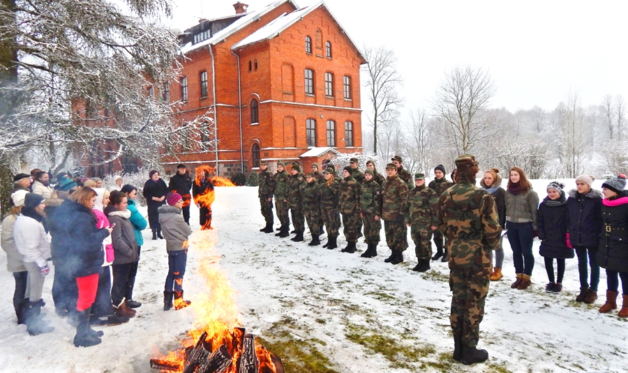 Pie ugunskura skolas Jaunsargu vienībā uzņēma jaunus dalībniekus.
Autors: L. Silakaktiņa