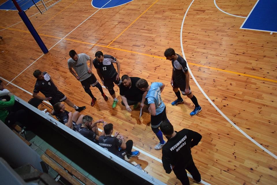 Treneris Jānis Plūme uzmundrina un dod norādījumus saviem spēlētājiem.
Autors: No albuma.