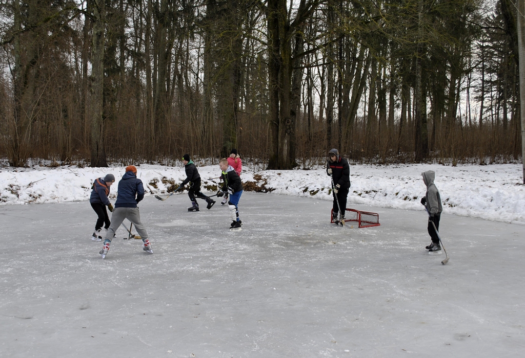Ērgļos uz dīķa saglabājies ledus, uz kura gan lieli, gan mazi var uzspēlēt hokeju. 
Autors: Vilnis Auzāns