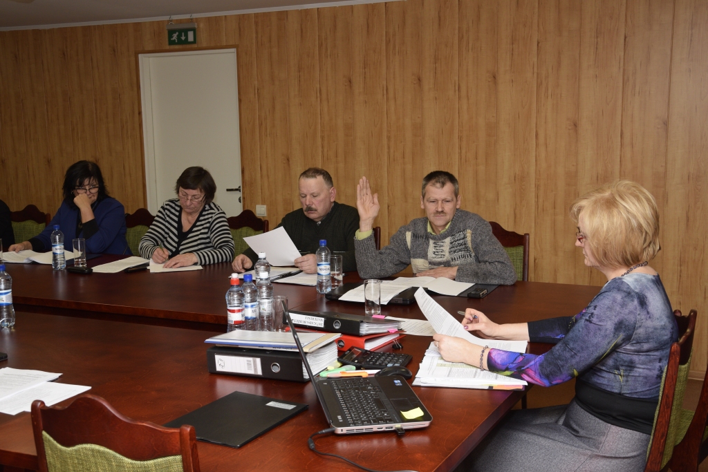 Gita Skribāne (no labās), Vecumnieku novada domes finanšu nodaļas vadītāja, skaidroja, ka vienkārši tāpat palielināt darba stundu skaitu nevar. Ņemot vērā, ka administratīvās komisijas darbinieki strādā nepilnu darba slodzi, viņu samaksa par stundām ir paaugstināta, salīdzinot ar tiem, kas strādā pilnu darba slodzi.
Autors: Ivars Bogdanovs