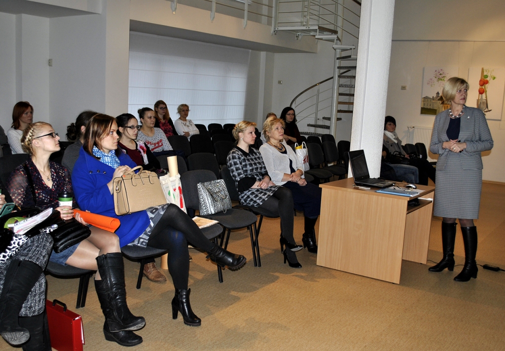 RPIVA rektores vietniece Inese Freiberga (no labās), klāstot par savu augstskolu, sacīja, ka tās sākumi meklējami pagājušā gadsimta vidū, kad Rīgā tika veidotas pedagoģiskās skolas. Tieši to bāze kalpojusi RPIVAs izveidei 1994. gadā. 
Autors: Vilnis Auzāns