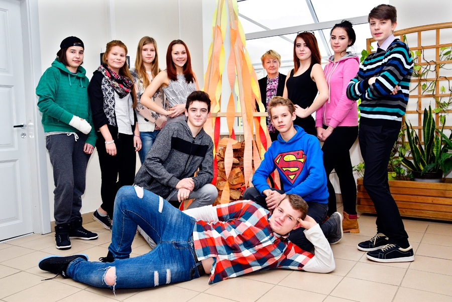 Izlaiduma gaidās 9. klases skolēni kopā ar klases audzinātāju Guntu Kupčiunu.
Autors: Ivars Bogdanovs