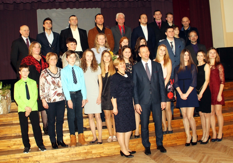 Vecumnieku novada 2016. gada sporta laureāti kopā ar Vecumnieku novada domes priekšsēdētāju Aigu Saldābolu un priekšsēdētājas vietnieku Jāni Kovalu (priekšplānā), un sporta skolas direktoru Ivaru Spranci (pēdējā rindā piektais no kreisās).
Autors: Uldis Varnevičs