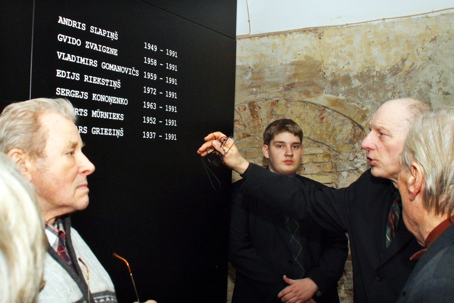 Dainis Īvāns (no labās) Latvijas Tautas frontes muzejā demonstrē sienu, kur pierakstīti barikāžu laikā kritušo vārdi.
Autors: Uldis Varnevičs