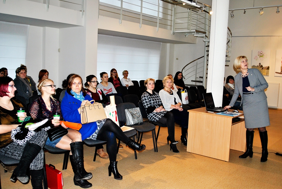 Inese Freiberga (no labās), RPIVA rektores vietniece, minēja, ka šīs augstskolas aizsākumi meklējami pagājušā gadsimta vidū, kad Rīgā tika veidotas pedagoģiskās skolas. Tieši to bāze kalpojusi RPIVA izveidei 1994. gadā.
Autors: Vilnis Auzāns