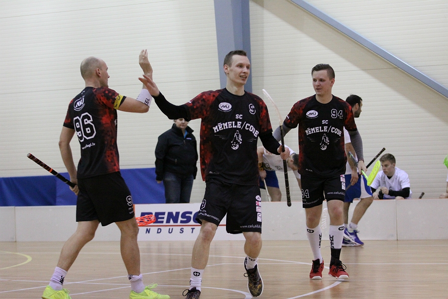 Ainars Rumpāns (ar 9. numuru) un Justs Baltmanis (ar 94. numuru) «SC «Mēmele»/Code» komandas labā katrs guva pa trim vārtiem.

Autors: Alīna Gruncka