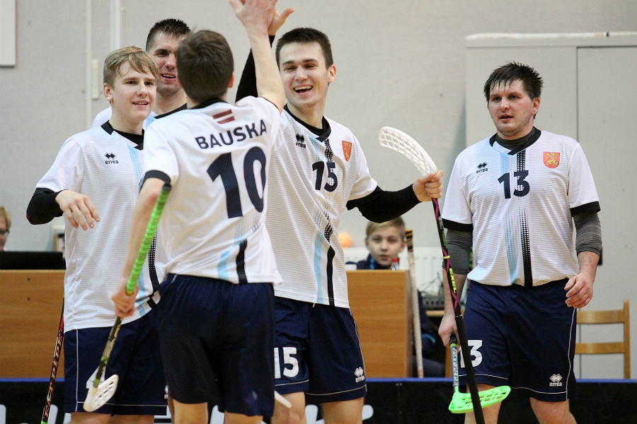 Romualds Paulovičs (ar 15. numuru) FK «Bauska» komandas labā spēlē pret FK «Rīga» guva divus vārtus.

Autors: Elīna Gruncka