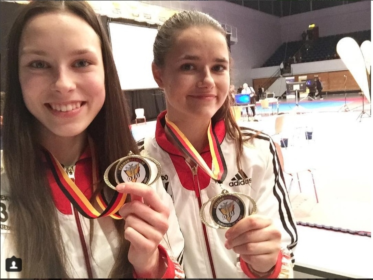 Jolanta (no kreisās) un Inese Tarvidas teikvondo sacensībās «German Open 2017» izcīnīja zelta medaļas. 
Autors: No albuma.