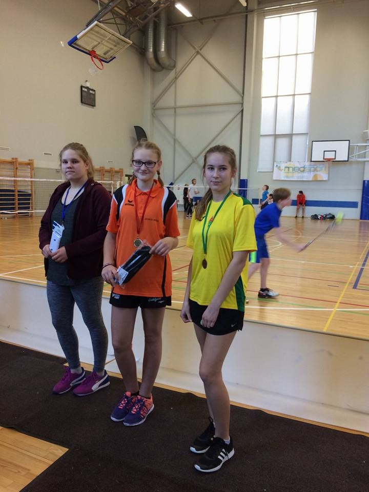 Iva Gintere (vidū) Rīgas Jaunatnes atklātajā čempionātā badmintonā izcīnīja pirmo vietu. 
Autors: No albuma.