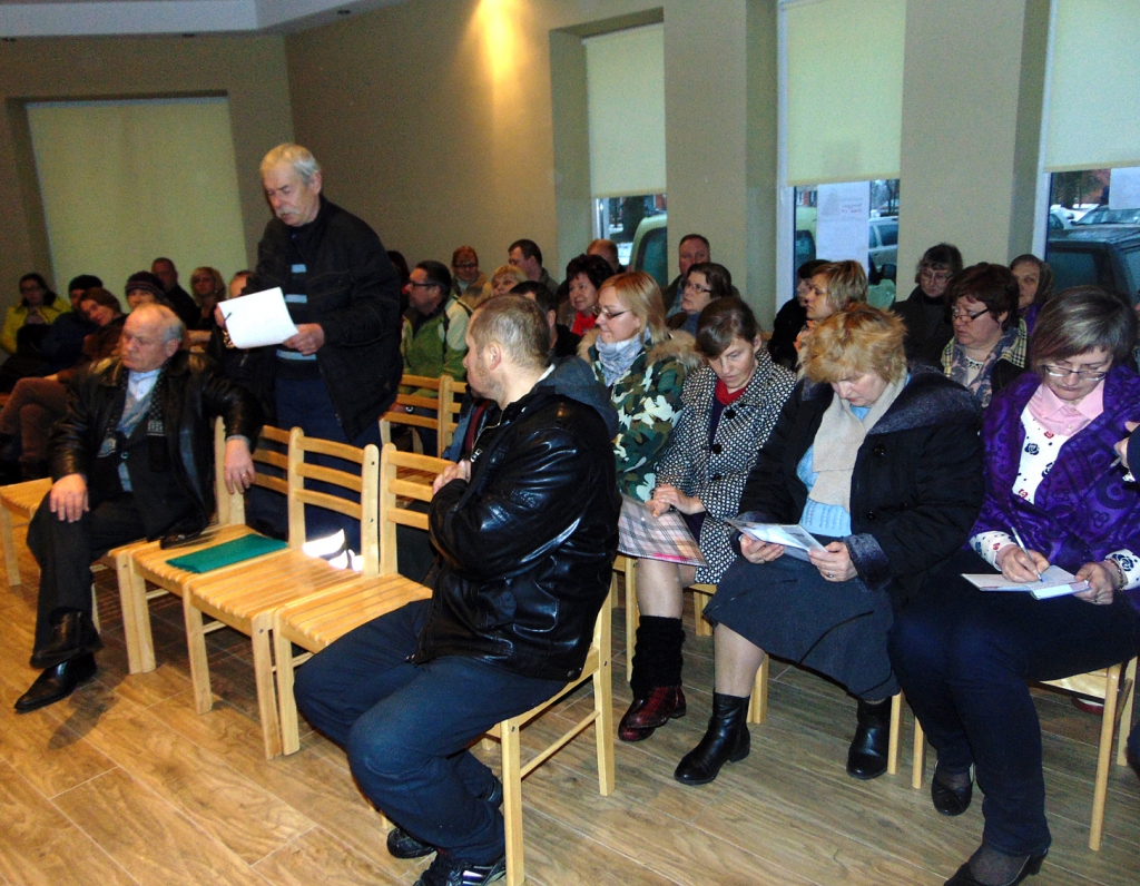 Aivars Spalis no Grenctāles interesējās, kādēļ pašvaldība liedz iedzīvotājiem glabāt malku pamestā trīsstāvu ēkā. 
Autors: Vilnis Auzāns