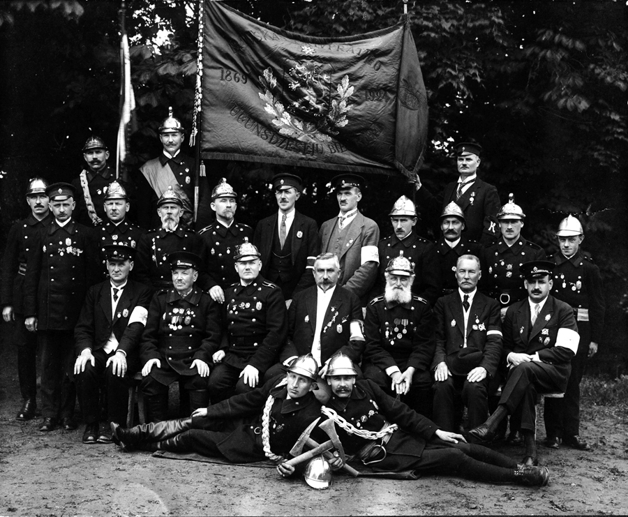 1924. gads. Bauskas brīvprātīgo ugunsdzsēju biedri Bauskas pilskalnā, pirmajā rindā vidū sēž Juris Varenais.
Autors: no Bauskas muzeja krājuma