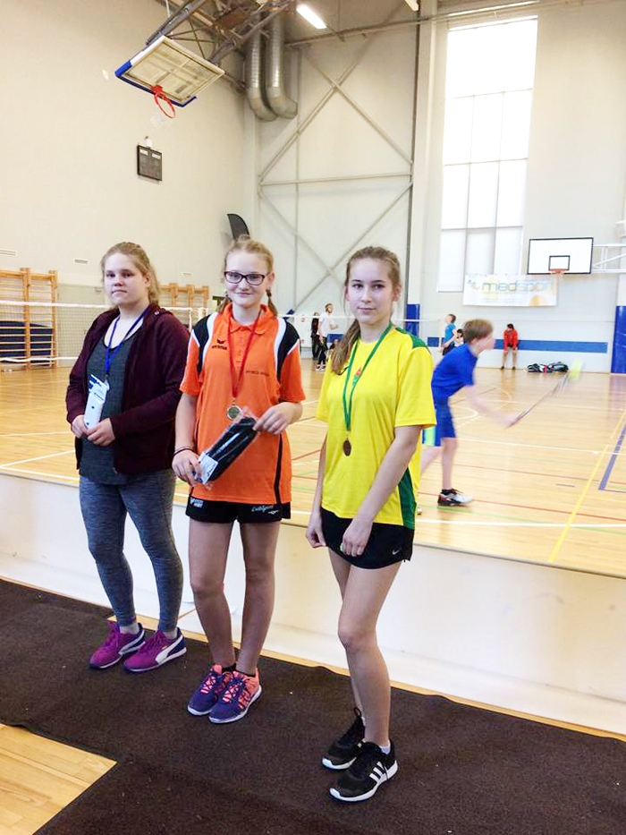 Iva Gintere (vidū) Rīgas Jaunatnes atklātajā čempionātā badmintonā izcīnīja pirmo vietu.
Autors: no Uzvaras vidusskolas albuma