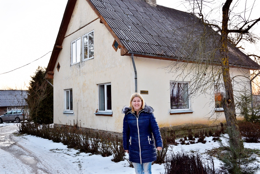 Antra Balgalve «Pavasaros», kur pagalms ir sevišķi skaists gada siltajos mēnešos. Tad zied puķes, un zaļo krūmi, čivina putni, un, pats svarīgākais, – pagalmu vairs neklāj tuvējā ceļa putekļu kārta.
Autors: Ivars Bogdanovs