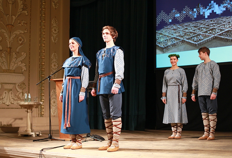 Mākslinieces Evijas Dāboliņas modelētie tērpi, kurus bija paredzēts izmantot deju lieluzveduma jeb izrādes «Māras zeme» pirmajā un otrajā daļā, paliks tikai kā iecere. Daži dejotāji būtu priecīgi, ja viņiem tos sagādātu.
Autors: no auseklis.lv.