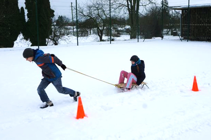 Stafetes elements bija arī ragaviņu vilkšanas sacīkstes.
Autors: no bauska.lv.