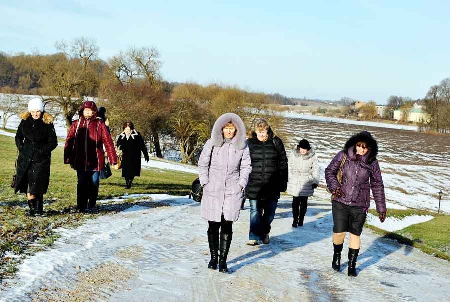«Apvāršņa» dalībnieces apskata Mazmežotnes muižas apkārtni. Netālu plūst Lielupe, plešas lauki.
Autors: Antra Ērgle
