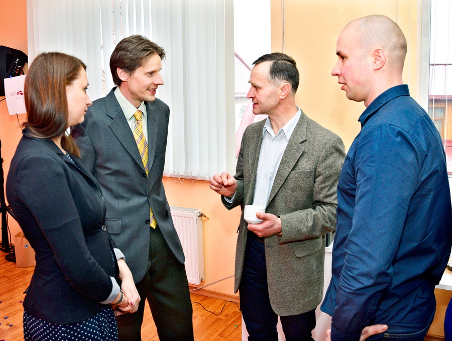 Biznesa inkubatora atklāšanā Laila Stapkeviča, Uldis Maniks (no kreisās), Aivars Svarenieks un Kristaps Šmits apspriež nākotnes sadarbības iespējas.
Autors: Ivars Bogdanovs