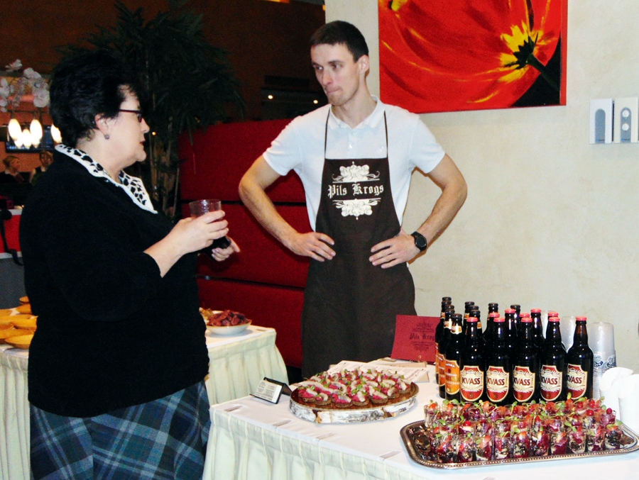 Tūrisma gadatirgum «Balttour 2017» veltītajā preses konferencē Bauskas pils kroga vadītājs Edgars Kozlovskis aicina bijušo iecavnieci Unu Griškevicu apmeklēt Bausku.
Autors: Vilnis Auzāns