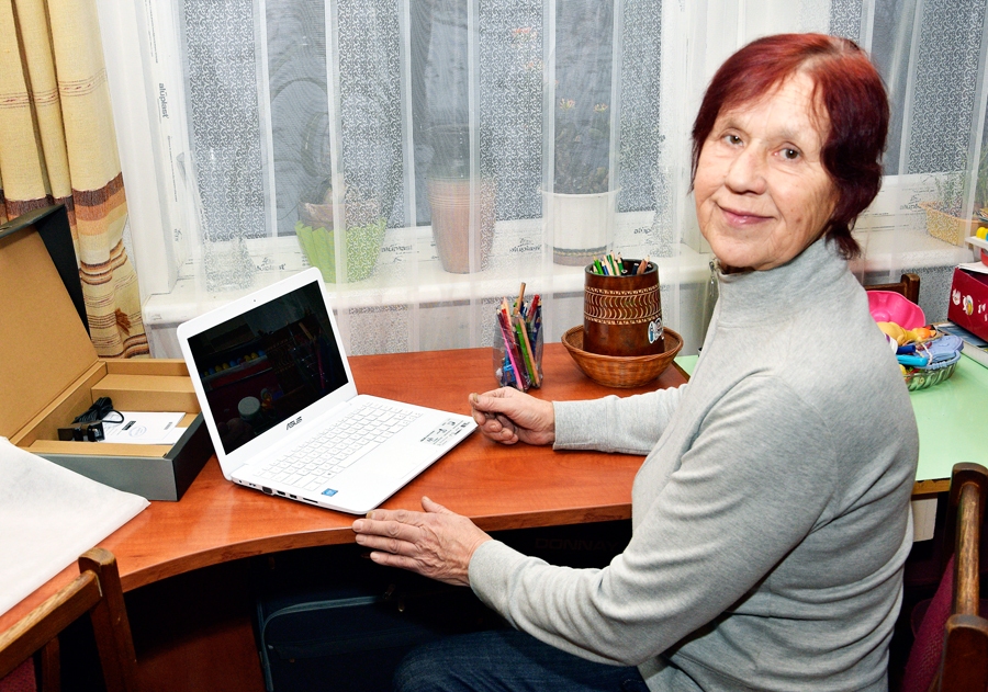 Maija More izpako nupat kā iegūto balvu un sola apgūt datorprasmes.
Autors: Ivars Bogdanovs