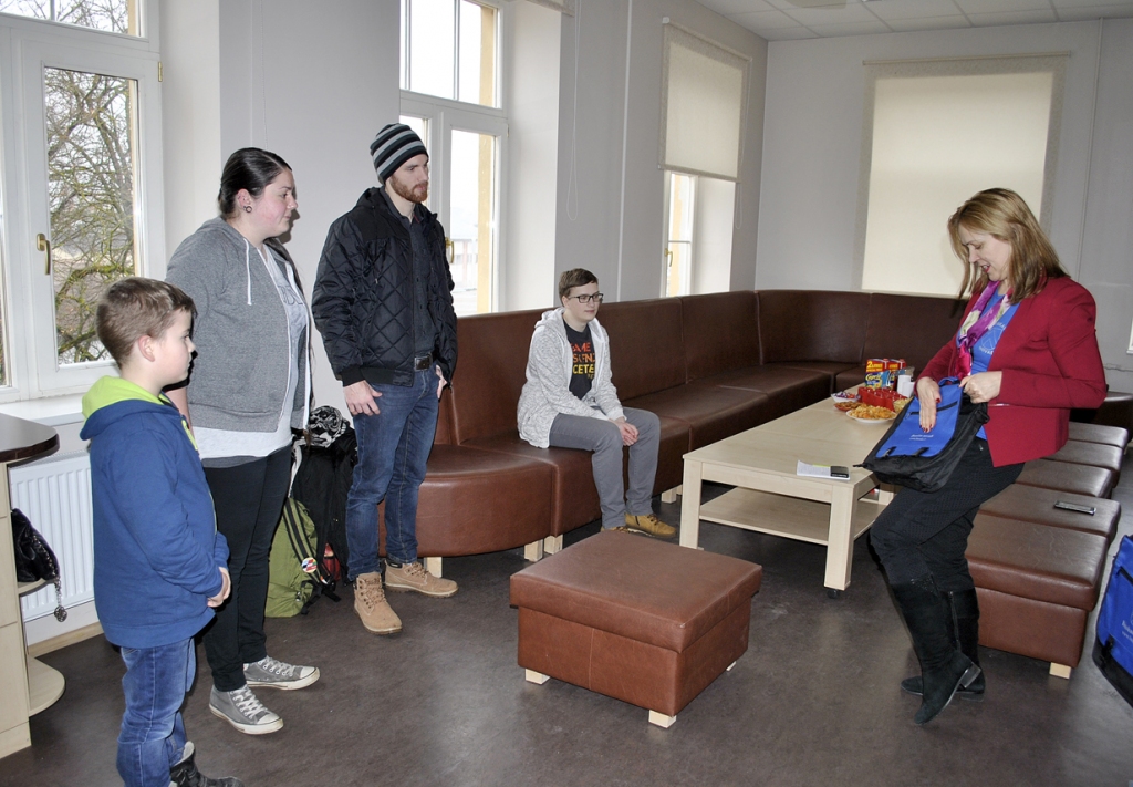 Bauskas jauniešu centrā direktore Benita Svareniece pateicas par kopā vadīto gadu brīvprātīgajiem Reno Garzam no Francijas un Stefānijai Šmitei no Nīderlandes.

Autors: Vilnis Auzāns