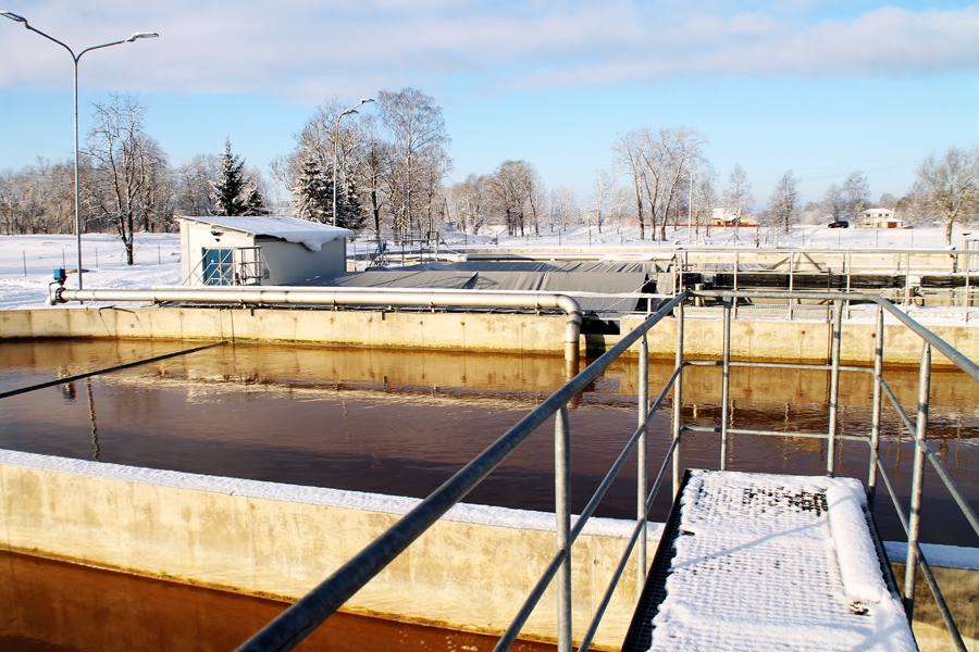 SIA «Baltic Dairy Board» ražotnes smaku avots ir pārsegtā tvertne, kur nonāk notekūdeņi pirms attīrīšanas procesa. Smakas izplatība atkarīga no vēja virziena, taču noteiktos normatīvus nepārsniedz.
Autors: Uldis Varnevičs